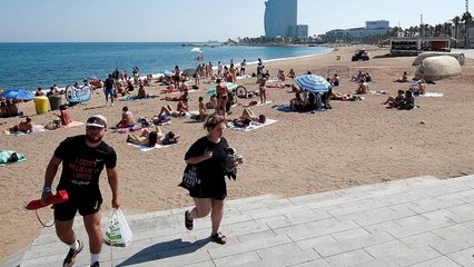 Desalojan una playa de Barcelona tras el hallazgo de un artefacto explosivo en el agua