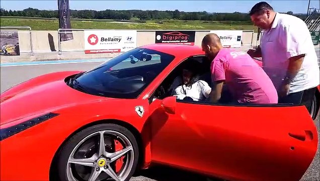 A 87 ans, elle pilote une Ferrari sur le circuit de Bresse