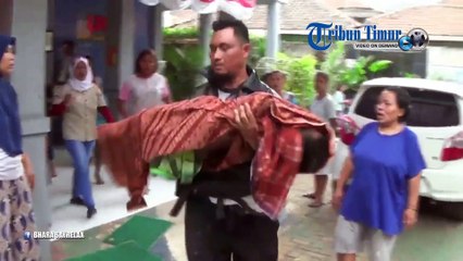 Video Viral Seorang Ayah Gotong Jenazah Anaknya, Korban Tenggelam di Sungai Cisadane