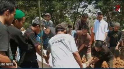 Jenazah Korban KM Santika Nusantara yang Terbakar Dimakamkan