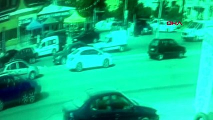 Otomobil bariyerlere çarptı: 5 yaralı