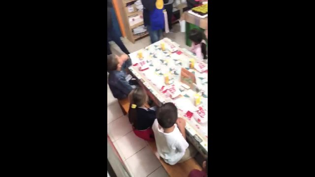 Crianças de projeto social ganham Big Mac no McDia Feliz e comemoram