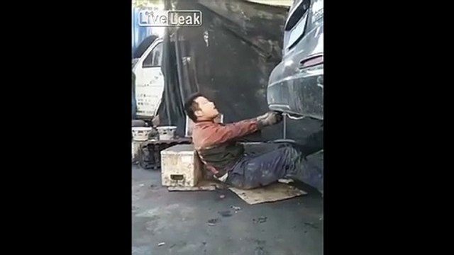 La mauvaise idée de déboucher un pot d'échappement de voiture