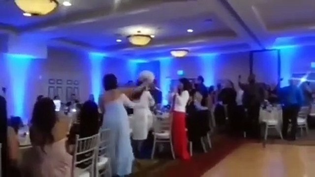 Ce marié fait une entrée fracassante... un peu trop