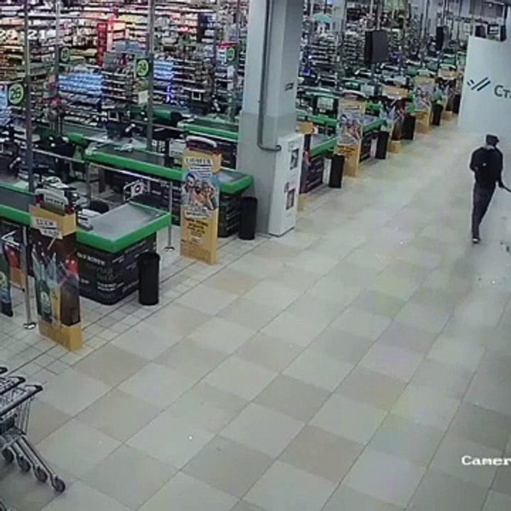 Il entre dans un centre commercial en pleine nuit et saccage le magasin