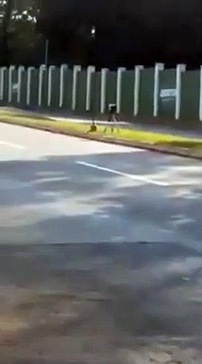 Ce motard détruit un radar sous les yeux des policiers !