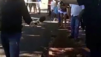 "É um assassino!", tio de vítima demonstra revolta em local de acidente