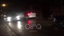 RTV Ora - Fier, makina përplaset me shtyllën, përfundon e përmbysur në mes të rrugës
