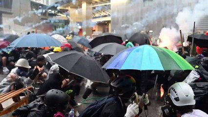 Polícia de Hong Kong usa arma em protesto
