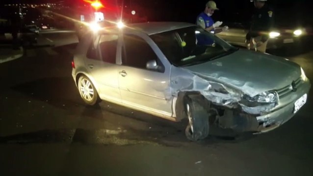 Golf atinge carro parado e duas pessoas ficam feridas na Avenida das Pombas