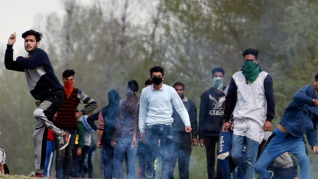 Local truck driver killed in stone pelting in south Kashmir | Oneindia Malayalam