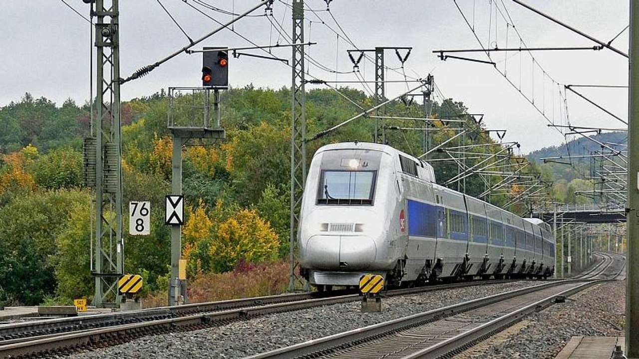 Frankreich: Auto von Zug erfasst - vier Tote