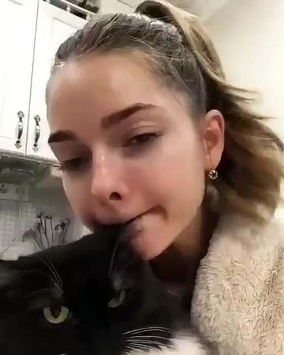 Cette chatte n’apprécie pas le jeu de sa maîtresse. Trop drôle !