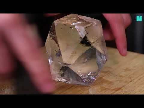 Tailler des glaçons comme un pro, un geste aussi rafraîchissant que technique