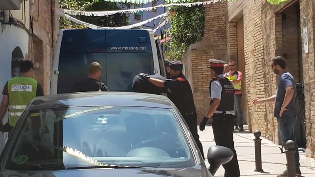 Registro en el piso donde se cometió la presunta violación a una menor en Manresa