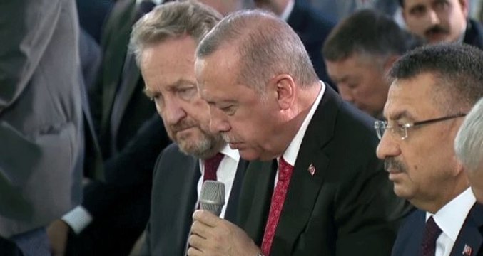 Cumhurbaşkanı Recep Tayyip Erdoğan, şehitler için Kur'an-ı Kerim okudu