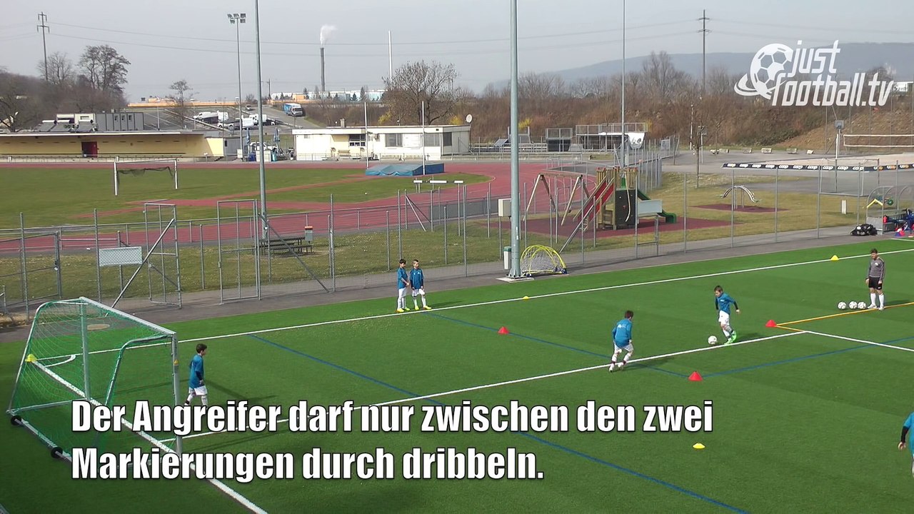 Fussballtraining_ Triangel - 1 gegen 1 mit Gegner seitlich - Zweikampfschulung - Taktik