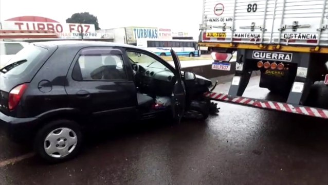 Carro atinge traseira de carreta na PRc-467, perto do Trevo Cataratas