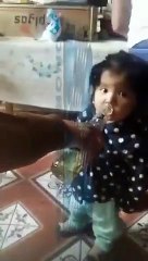 Mujer le da a probar cerveza a su hija de 2 años