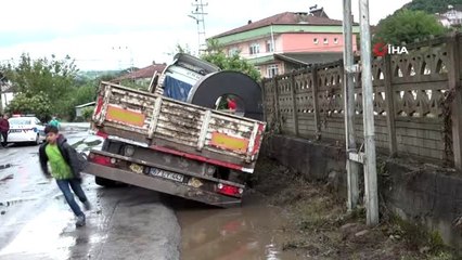 Mahalle sakinleri tır kazalarına tepki gösterdi