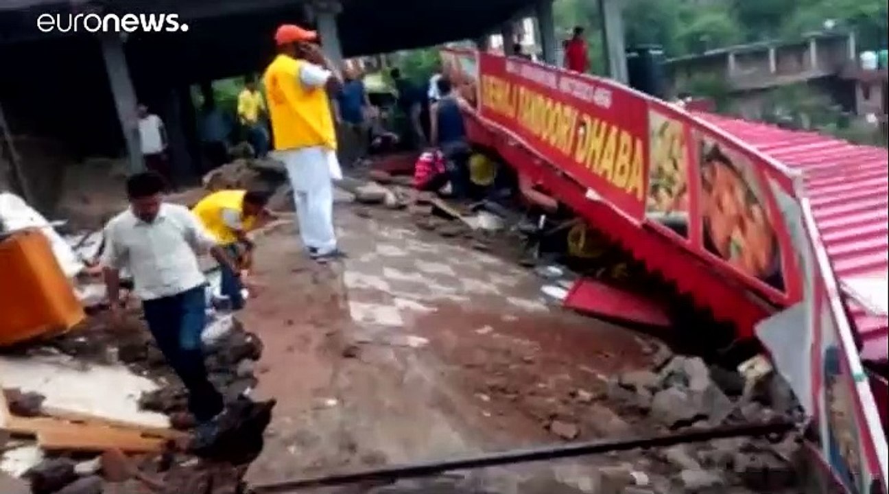 11 جنديا ضمن ضحايا انهيار مبنى جراء الأمطار الغ...
