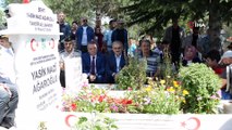 15 Temmuz şehidi Hukuk Fakültesi öğrencisi Yasin Naci Ağaroğlu mezarı başında anıldı