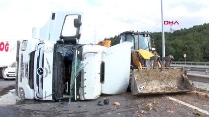İSTANBUL- EYÜPSULTAN'DA HAFRİYAT KAMYONU DEVRİLDİ, TRAFİK OLUŞTU