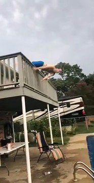 Il tombe et reçoit un coup brutal en essayant de se plonger dans la piscine