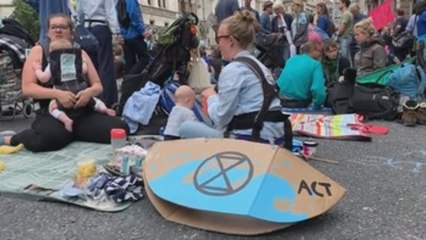 Grupo ecologista corta el tráfico en Londres durante una protesta contra la crisis climática