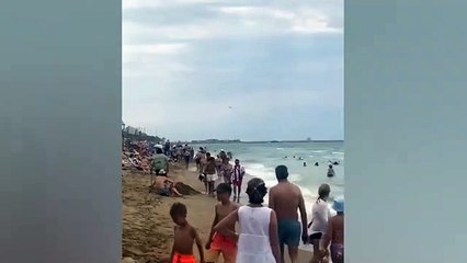 Una avioneta provoca el pánico en una playa de Calafell