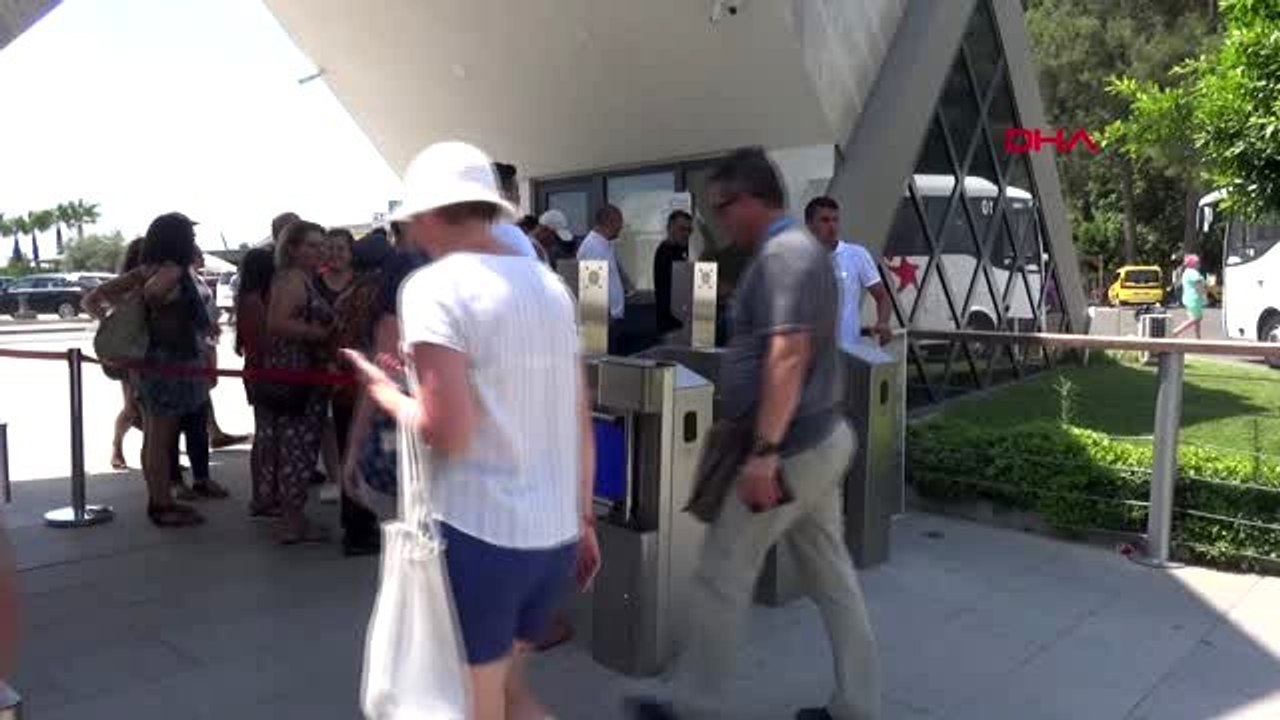 ANTALYA Manavgat Şelalesi'ne tatilcilerden büyük ilgi