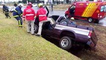 Caminhonete sai da pista e fica tombada às margens da marginal da BR-277