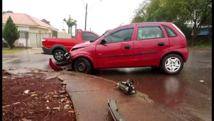 Carros se envolvem em acidente no Santo Onofre