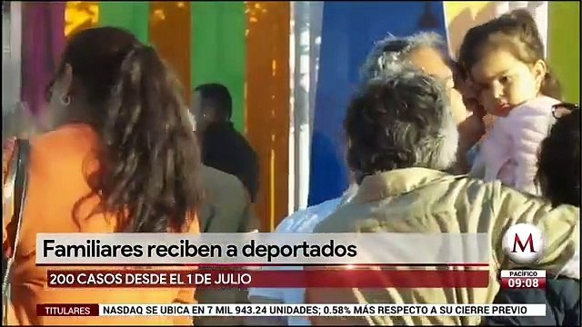 Familiares reciben a deportados en Tijuana