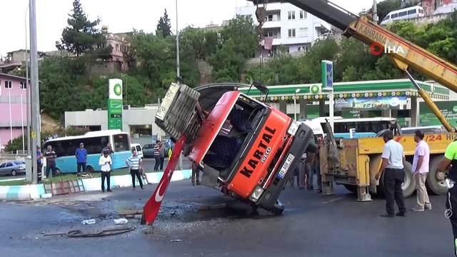 Devrilen kamyonu vinç kaldıramayınca vatandaş yardım etti