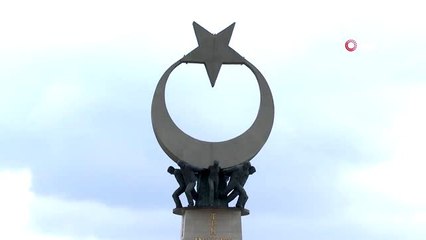 Cumhurbaşkanı Erdoğan, şehitler anıtına çiçek bıraktı