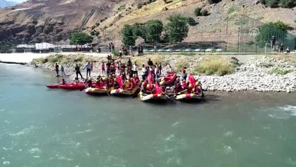 Şehitler için kürek çektiler