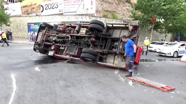 Devrilen kamyonu vinç kaldıramayınca vatandaş yardım etti