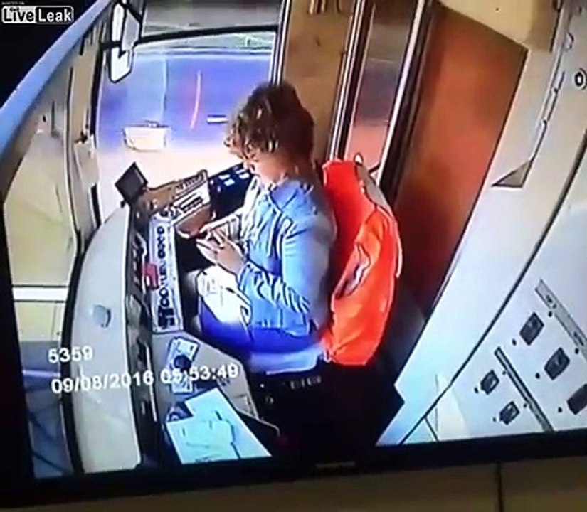 Conduzir um elétrico enquanto se está ao telemóvel... o que poderia dar errado?