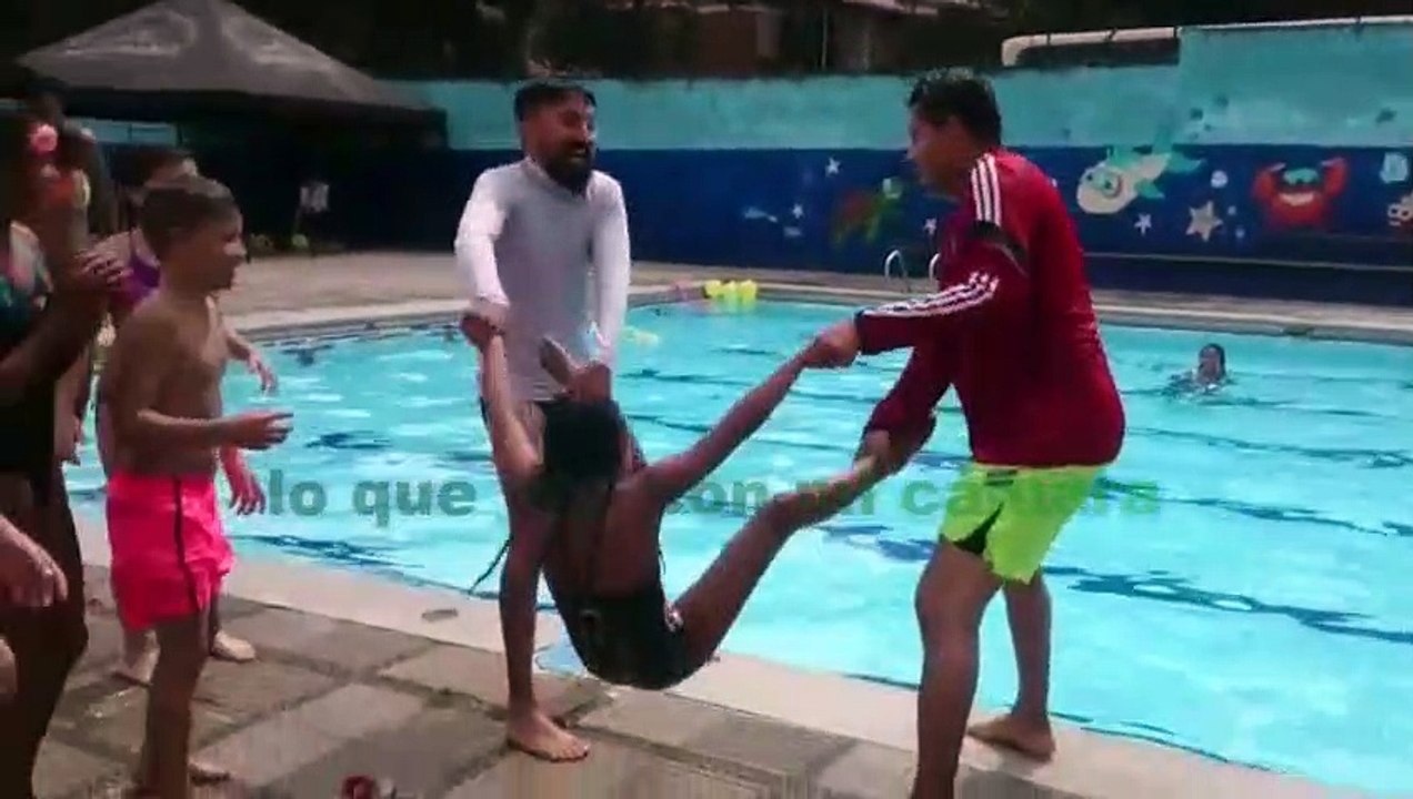 Tirada en la piscina