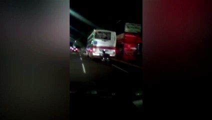 Download Video: Veja vídeo: Cadeirante 'capota' ao pegar carona na traseira de ônibus