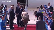 Emmanuel Macron poursuit sa visite dans les Balkans pour apaiser les tensions