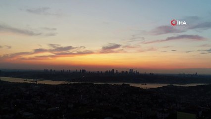 15 Temmuz’da İstanbul'da güneş batarken gökyüzü kızıla boyandı