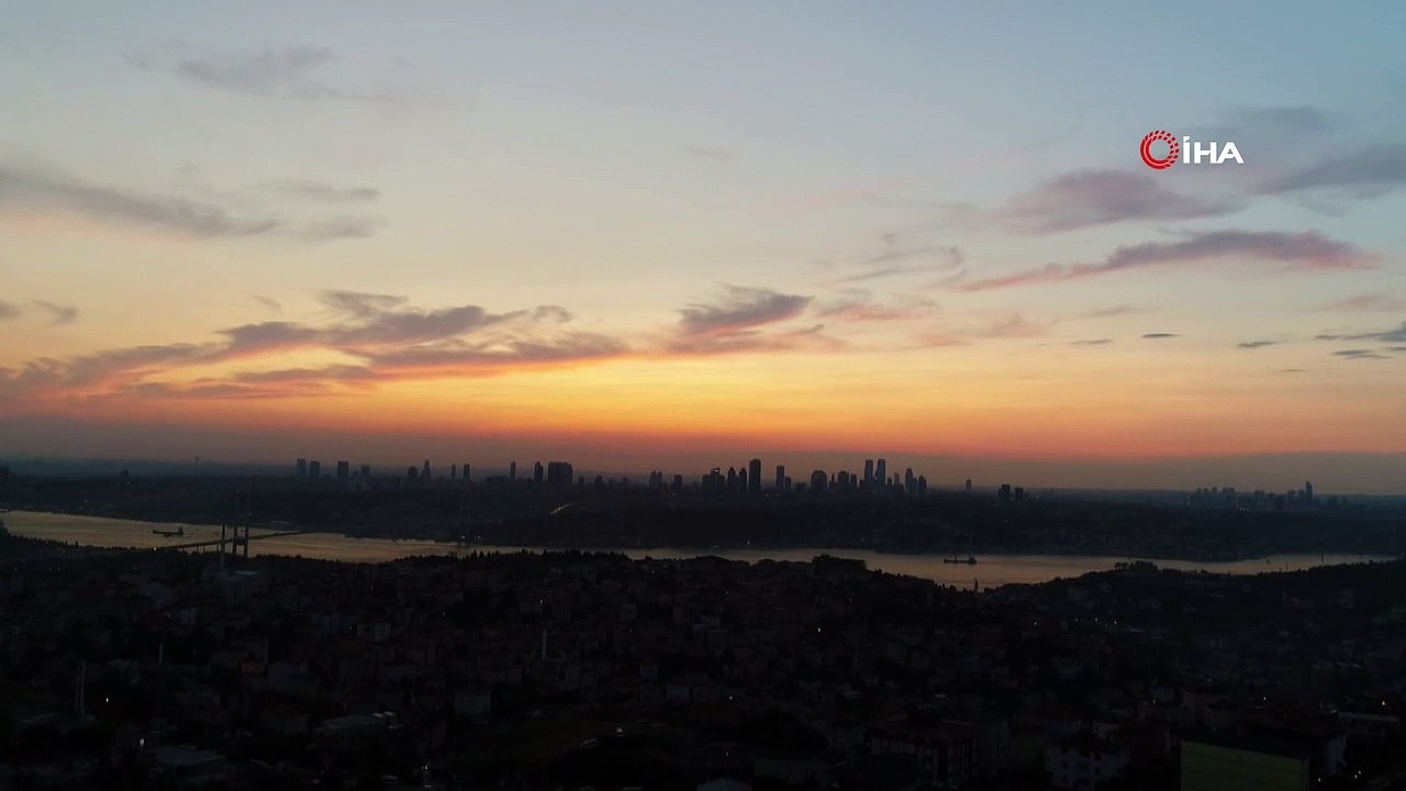 15 Temmuz’da İstanbul'da güneş batarken gökyüzü kızıla boyandı