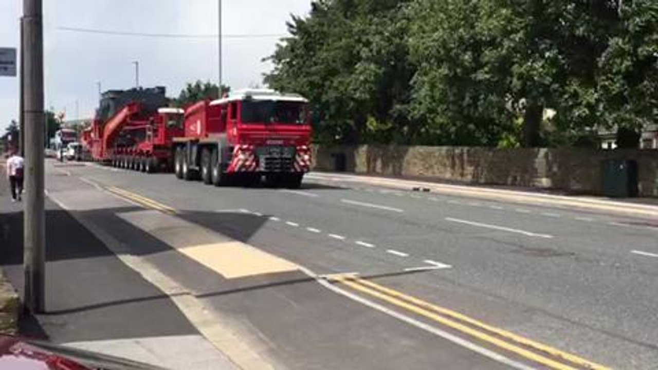 Video: Police escort abnormal load