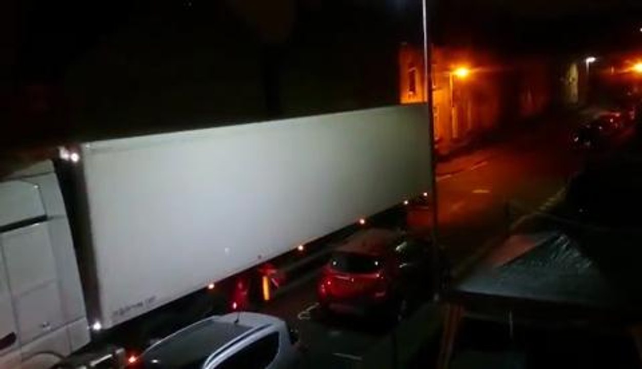 Lorry gets stuck in Elland