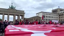 Brandenburg Kapısı'na Türk bayrağı'na sarılı 251 tabut konuldu (1) - BERLİN