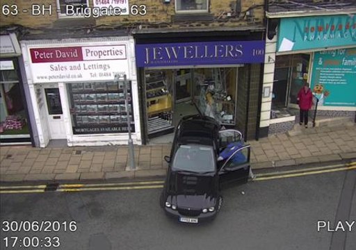 Public fight off ram raiders