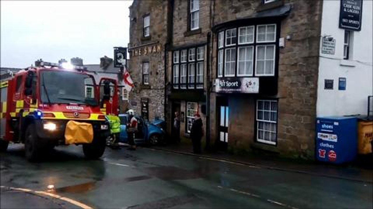 Car crashes into pub in Buxton