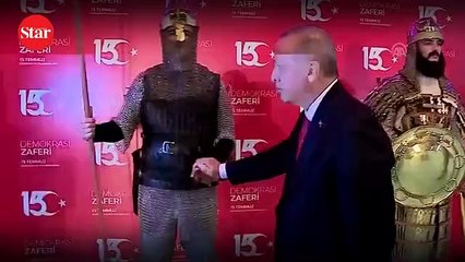 Başkan Erdoğan 16 Türk devletini simgeleyen askerlerin ellerini tek tek sıktı